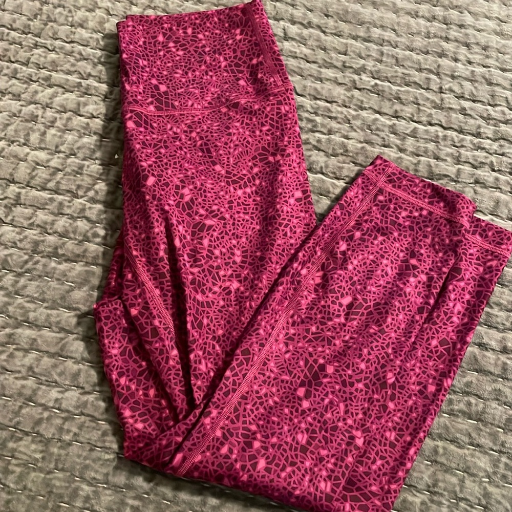 Lululemon high rise cropped legging size 6. Burgundy geometric print.